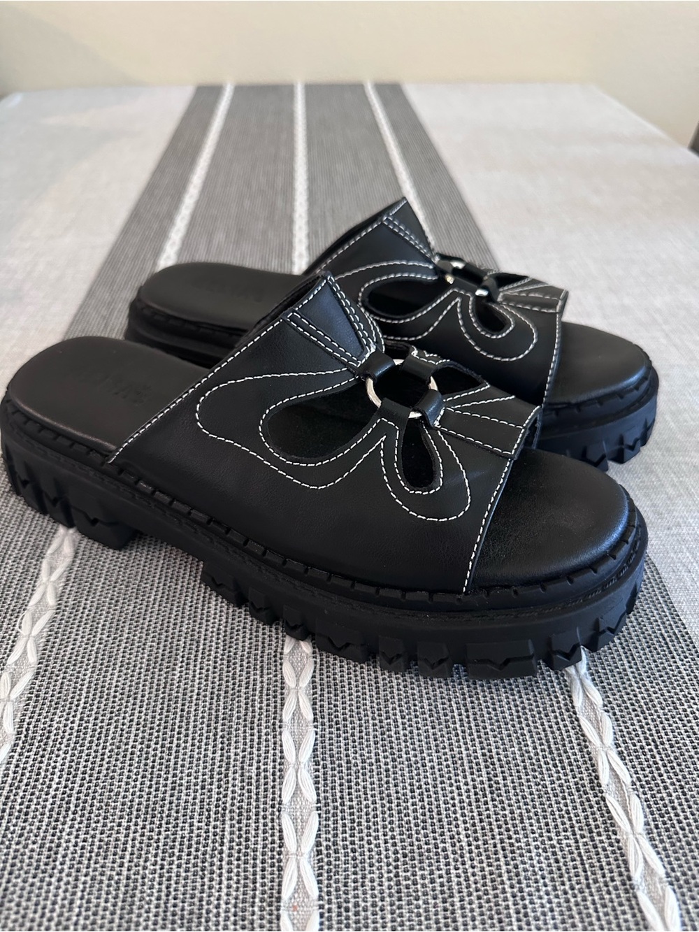Delia’s by Dolls Kill chunky platform black butterfly silver ring slides size 11